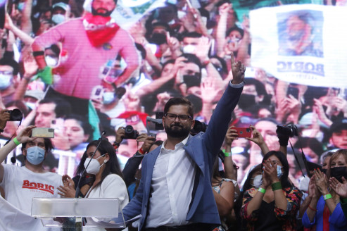 Les volamos la raja: Boric gana por paliza pese al boicot y las trampas Chile