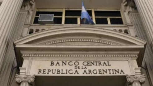 Banco Central de Argentina limita el acceso a dólares para quienes viajen al exterior Latinoamérica