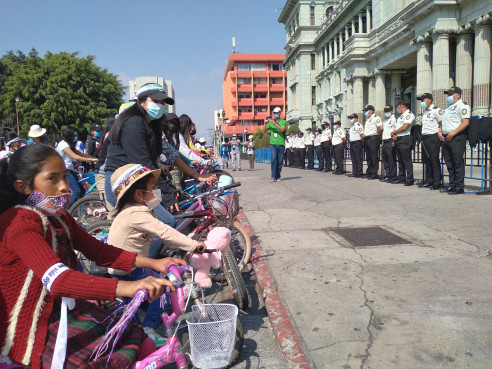 Mujeres de Guatemala marcharon para exigir justicia por el asesinato de menores de edad Actualidad