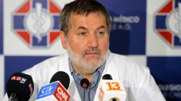 Presidente del Colmed advierte que variante Ómicron “podría hacernos ocupar el 100 por ciento de las camas críticas” Chile