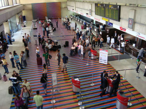 Refuerzan medidas seguridad en el principal aeropuerto de Venezuela para identificar potenciales casos de Coronavirus Salud