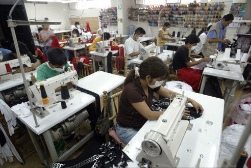 Sector textil estima fabricar 10 millones de mascarillas en Perú Latinoamérica