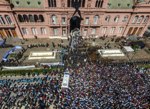 Aglomeraciones en velorio de Maradona enciende las alarmas en Argentina sobre eventual aumento de casos por Covid-19 Argentina