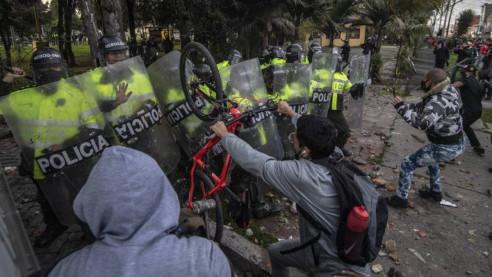(Videos) Asciende a 12 la cifra de fallecidos durante las protestas en Bogotá por abuso policial Latinoamérica