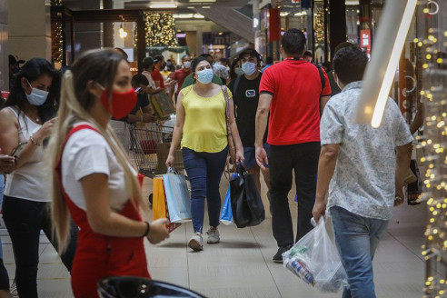 Pandemia: Especialistas llaman a no confiarse y advierten por aparición de variante Ómicron Chile