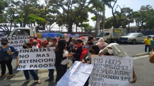 Trabajadores hospitalarios en Ecuador protestan para exigir el pago de sus salarios Latinoamérica