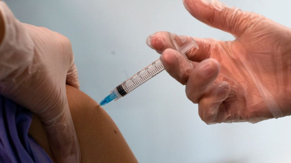 Cobertura dinámica de vacunación contra el Covid-19 disminuyó de 81 a 67%: Especialistas alertan por aumento en el riesgo de hospitalizaciones y muertes prevenibles Chile