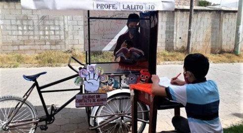En cuarentena: Docente guatemalteco diseñó una didáctica bicicleta para ir a las casas a dar clases Educación
