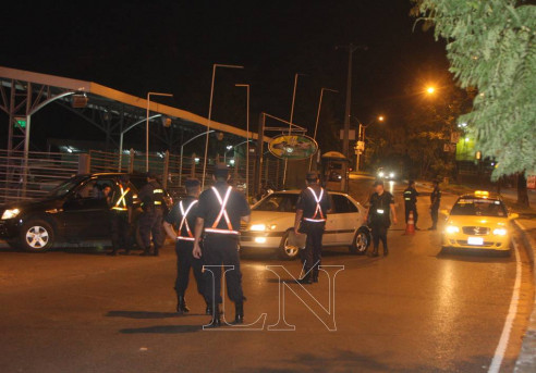 Militares y policías aplican controles nocturnos para frenar el recrudecimiento de Covid-19 en Paraguay Latinoamérica