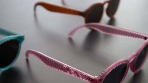 Reciclaje fashionista y los lentes 'Tukuna', el retorno a la vida de la basura plástica Reportajes & Investigación