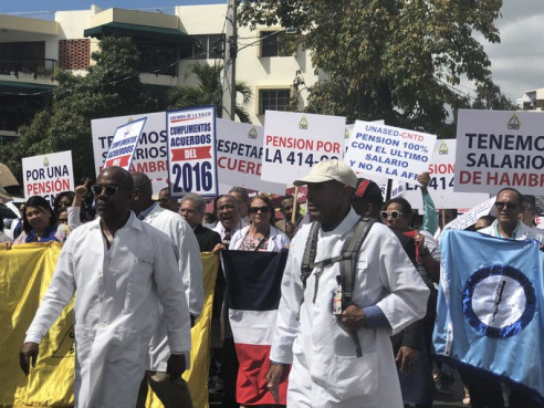 Médicos dominicanos exigen cumplimiento de acuerdos de ajuste salarial Latinoamérica