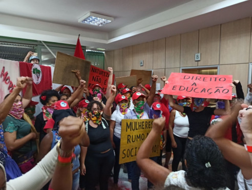 Mujeres del Movimiento Sin Tierra protestaron contra políticas de Bolsonaro Latinoamérica