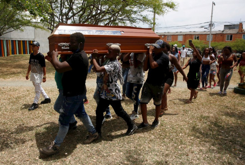 Luto y escándalo: Segunda matanza de jóvenes en Colombia en menos de una semana Latinoamérica