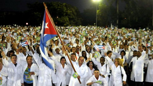 Cuba afirma que está en condiciones de enviar más brigadas médicas al mundo Latinoamérica
