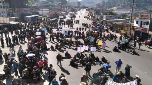Cientos de personas bloquean principales carreteras de Guatemala en protesta contra el Gobierno Actualidad