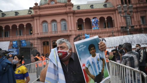 ¡Adiós a Maradona! argentinos despiden al astro del fútbol entre lágrimas y cantos Actualidad