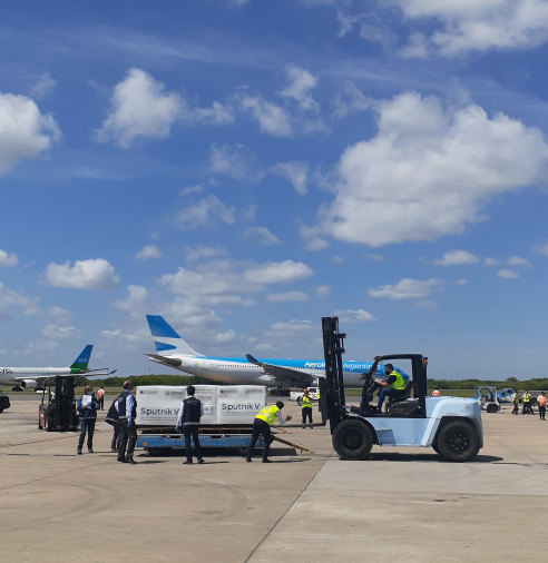 Tras detección de la nueva cepa, Argentina recibe segundo cargamento de dosis de la vacuna rusa Argentina