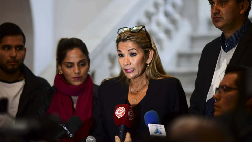 Sin cumplir las leyes y tras hostigamiento a senadores, Jeanine Áñez se autoproclama presidenta de Bolivia Latinoamérica