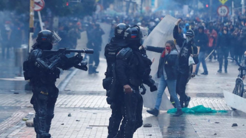 Al menos un muerto y más de 40 heridos dejó la represión del Esmad en Bogotá Latinoamérica