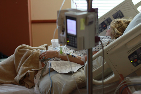 Advierten que hospitales de Ecuador están saturados por aumento de casos de COVID-19 Latinoamérica