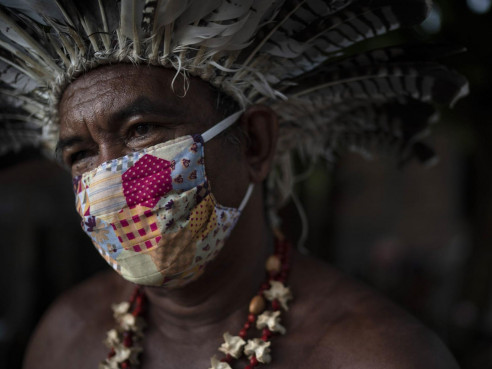Tribus amazónicas de Brasil enfrentan el coronavirus inhalando humo de plantas medicinales Brasil