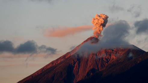Alerta en Guatemala tras declararse en erupción el 