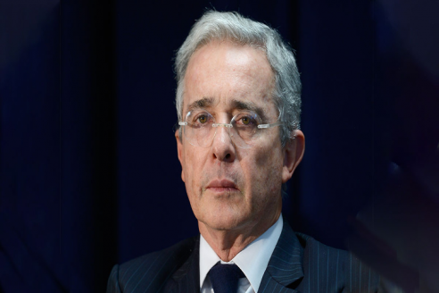 Colombia: Uribe da positivo a COVID-19 un día después de que se ordenara su arresto domiciliario Colombia