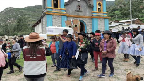Ministerio Público de Perú entrega restos de 12 desaparecidos Perú