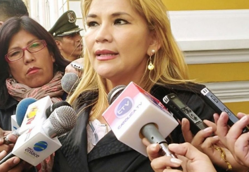 Denuncian que el gobierno de facto de Bolivia contrató con recursos del Estado a varios periodistas para 