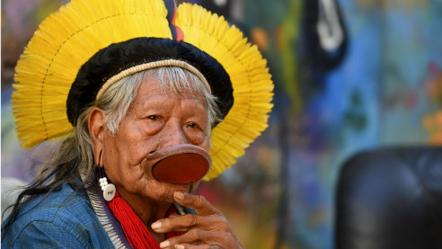 Brasil: hospitalizan al histórico cacique Raoni Metuktire tras resultar positivo a COVID-19 Latinoamérica