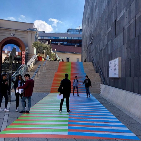 “El mago del color”: Pasarela cromática de Carlos Cruz-Diez alumbra los pies de Viena Artes