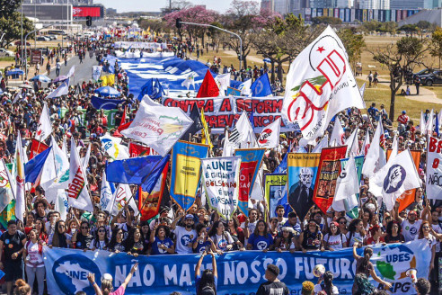 Más de 15 mil estudiantes brasileños protestaron contra políticas neoliberales de Bolsonaro Latinoamérica