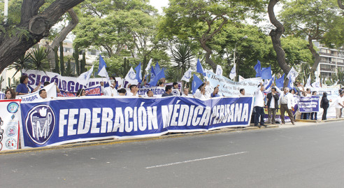 Más de 50 mil profesionales se sumarán a huelga médica en Perú para exigir mejoras Perú