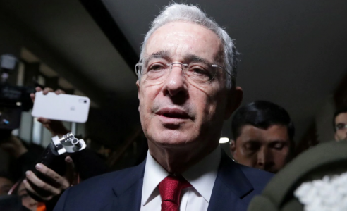 Jueza concede libertad al expresidente colombiano Álvaro Uribe Latinoamérica