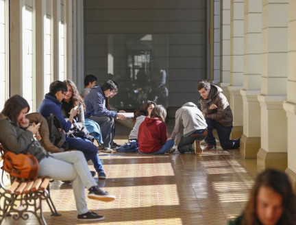 Presentan proyecto para asegurar protocolos de salud mental en las universidades Chile
