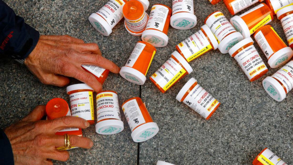 Farmacéuticas en EE.UU. agravan la crisis de adicción y muertes por opioides Reportajes & Investigación