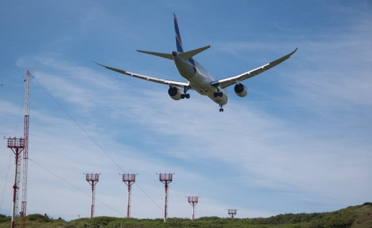 Vuelo humanitario genera conflicto en Rapa Nui: 150 personas no pudieron viajar y acusan negligencia de Minsal Actualidad