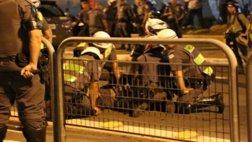 Fueron reprimidos estudiantes que protestaban por alza del pasaje en Brasil Brasil