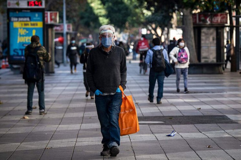 ICOVID: Especialistas alertan por detención en la disminución de nuevos casos en regiones con gran cantidad de población Chile