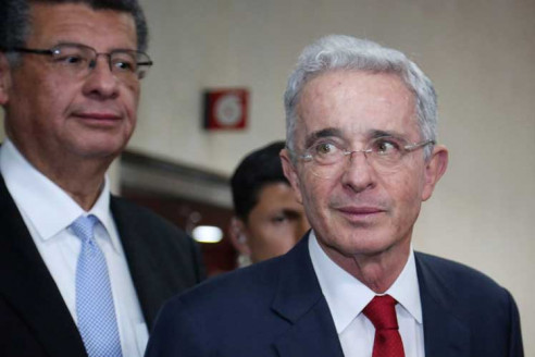 Juzgado de Colombia determina que Uribe seguirá en libertad y en calidad de imputado Actualidad