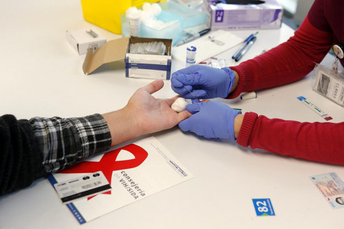 Científicos chilenos realizan hallazgo que permitiría impulsar nuevas terapias contra el VIH: Estudio frenó la replicación del virus Chile
