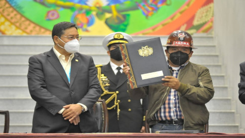 Desafío económico: Presidente de Bolivia decreta leyes de beneficio social Actualidad