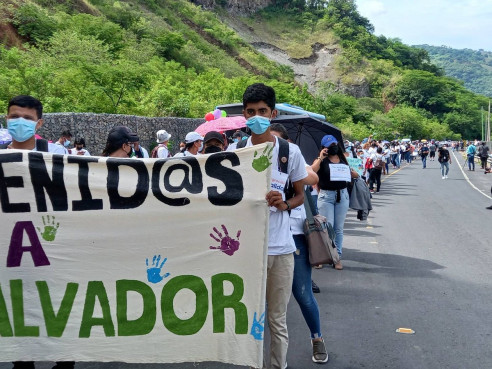 Salvadoreños marcharon para exigir políticas que eviten el éxodo de jóvenes del país Latinoamérica