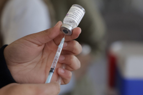 Nueva vacuna de refuerzo contra el Covid: Expertas recuerdan que la inmunidad hacia el virus disminuye con el tiempo Chile