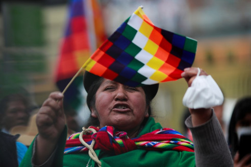Asambleístas cruceños de la derecha ofenden a la wiphala y los bolivianos salen en su defensa Latinoamérica