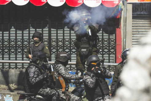Policía de Bolivia reprime marcha con ataúdes de víctimas del golpe Latinoamérica