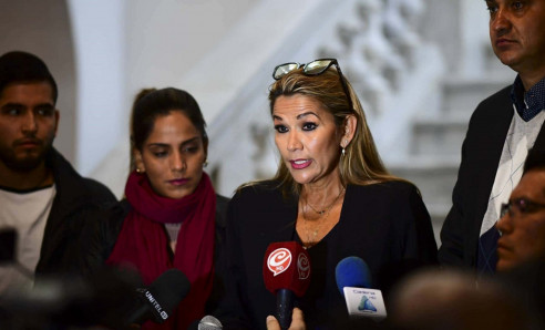 Gobierno de facto de Bolivia recurre a crédito de 