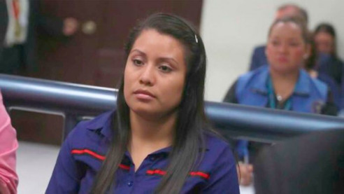Fiscalía de El Salvador busca encarcelar a joven que dio a luz a un bebé muerto Latinoamérica