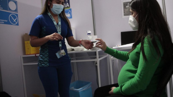Colegio de Matronas y Matrones critica al gobierno y hace urgente llamado al autocuidado ante explosiva alza de contagios por Covid-19 Chile