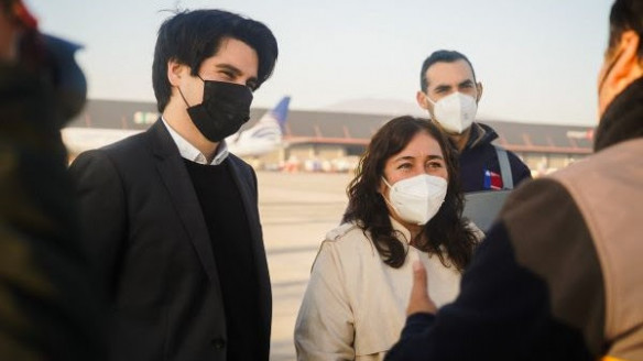 Ministra de Salud recibió cargamento de 1 millón 700 mil dosis de vacunas Moderna Chile